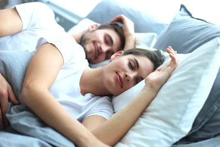 Мъж и Жена спят на Двулицев Матрак Stress Free то матраци Mattro | matraciteold.digitalmseo.com